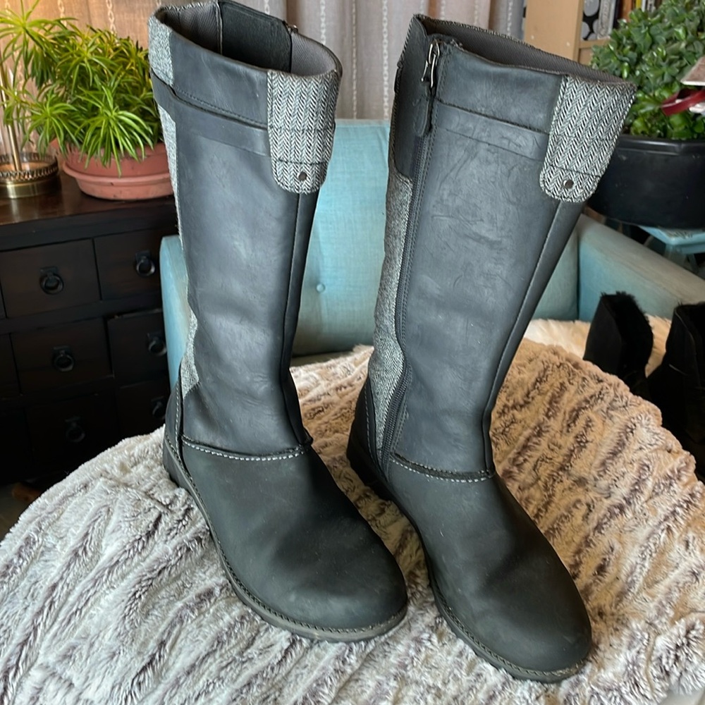 Women’s zip up leather tweed boot. Eddie Bauer size 8.5